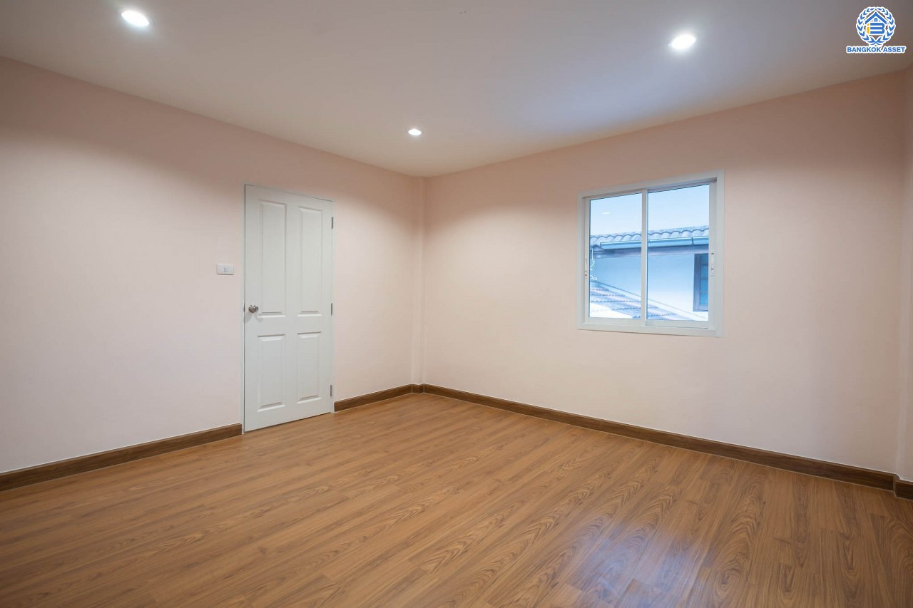 บ้านมือสองตกแต่งใหม่ โครงการ ดอนเมืองวิลล่า2 เพิ่มสิน บ้านแฝดหลังใหญ่ เนื้อที่ 39 ตร.ว. พื้นที่ใช้สอยเยอะถึง 240 ตร.ม. ฟังก์ชัน 3 ห้องนอน 2 ห้องน้ำ 1 ห้องอเนกประสงค์ จอดรถได้ 2 คัน บนทำเลเดินทางสะดวก เชื่อมต่อถ.สายไหม, ถ.พหลโยธิน ใกล้รถไฟฟ้าสายสีเขียว "สถานีสะพานใหม่" และทางด่วน "ฉลองรัช" รายล้อมด้วยสิ่งอำนวยความสะดวกครบครัน